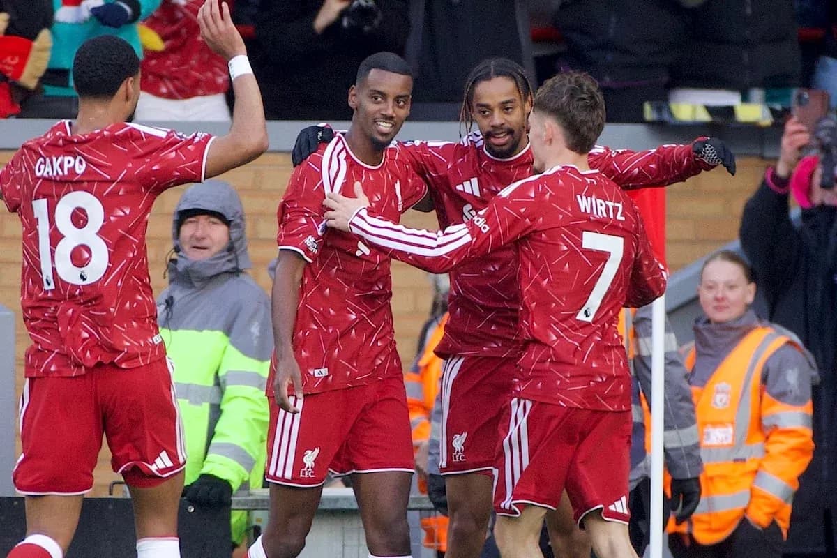 Joueurs de Liverpool célèbrent un but Joueurs de Liverpool célèbrent un but