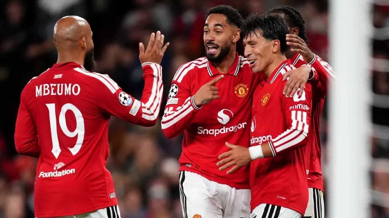 Joueurs de Manchester United célébrant un but Joueurs de Manchester United célébrant un but
