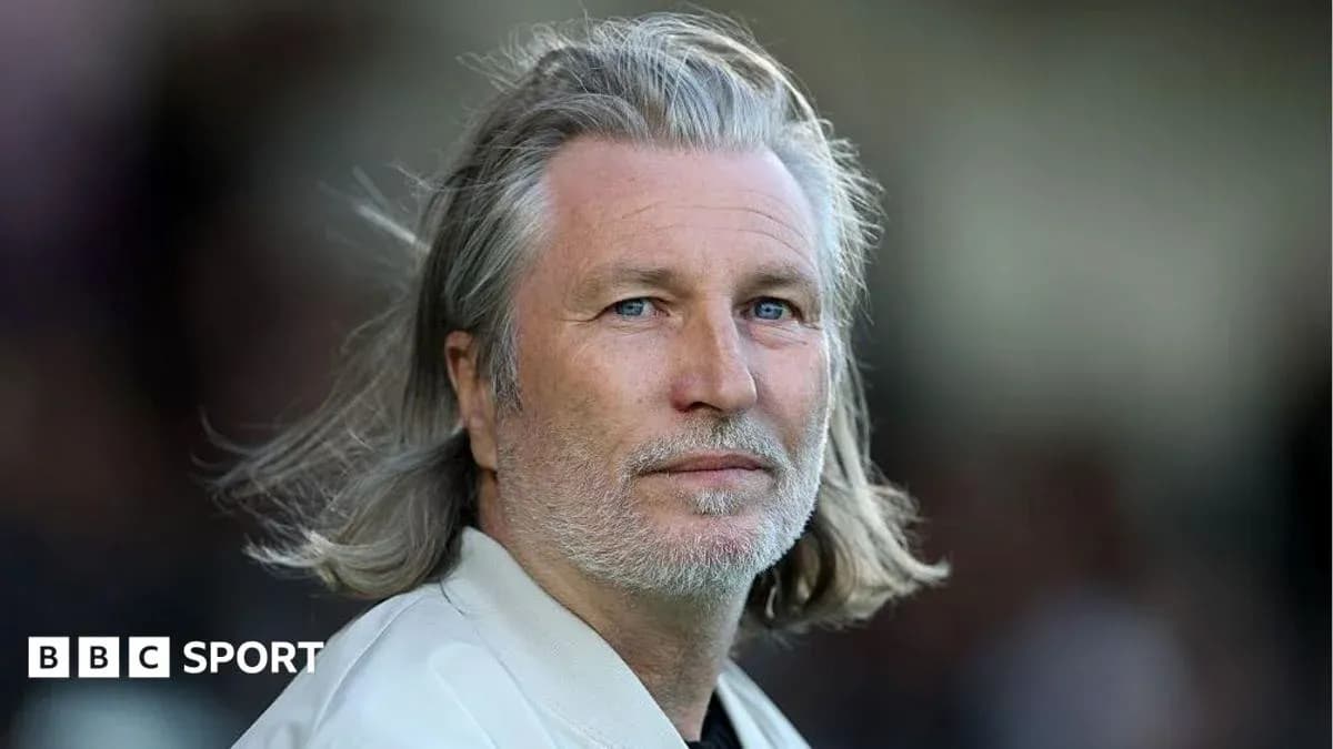 Homme avec des cheveux longs en tenue décontractée Homme avec des cheveux longs en tenue décontractée