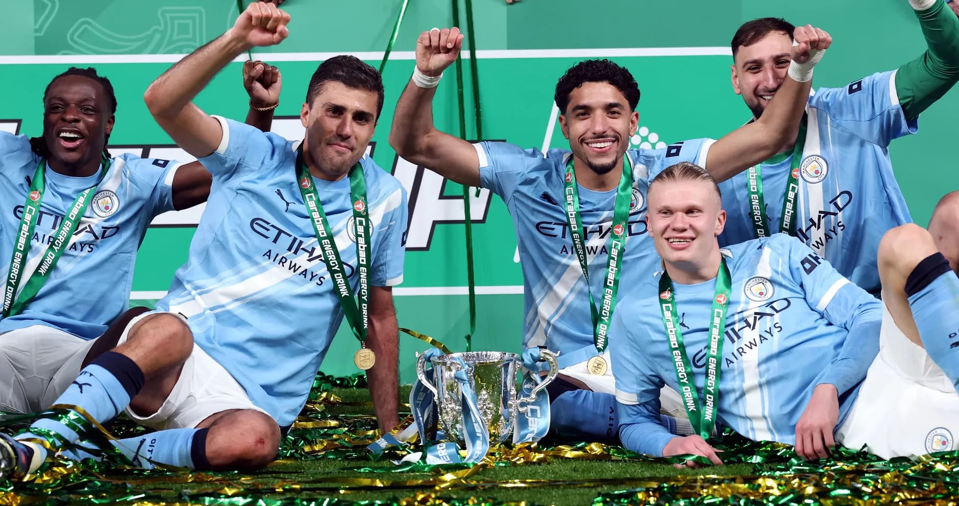Joueurs de Manchester City célébrant avec le trophée Joueurs de Manchester City célébrant avec le trophée
