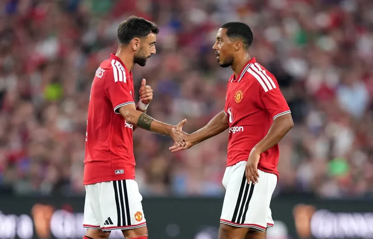 Deux joueurs de Manchester United se serrant la main Deux joueurs de Manchester United se serrant la main