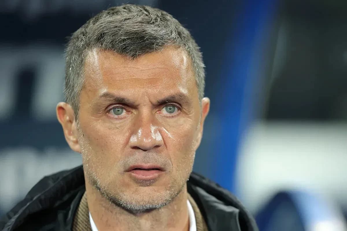 Entraîneur observant le match depuis le banc Entraîneur observant le match depuis le banc