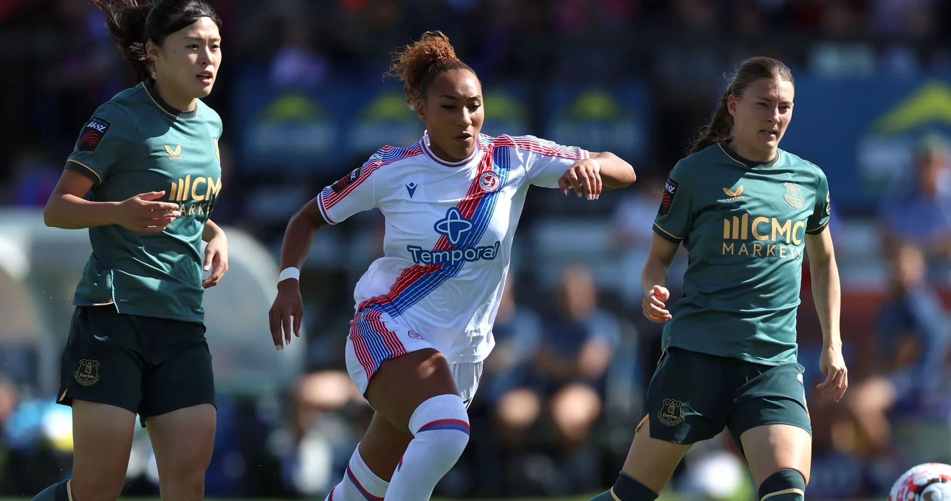 Joueuses en action lors d'un match de football Joueuses en action lors d'un match de football