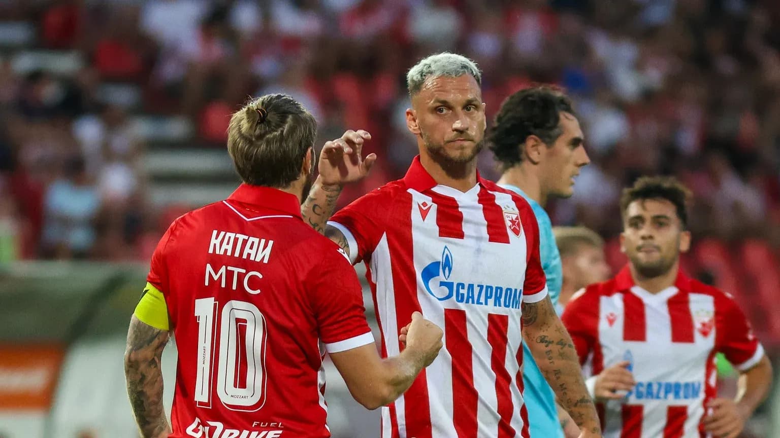 Deux joueurs de FK Crvena Zvezda se saluant Deux joueurs de FK Crvena Zvezda se saluant