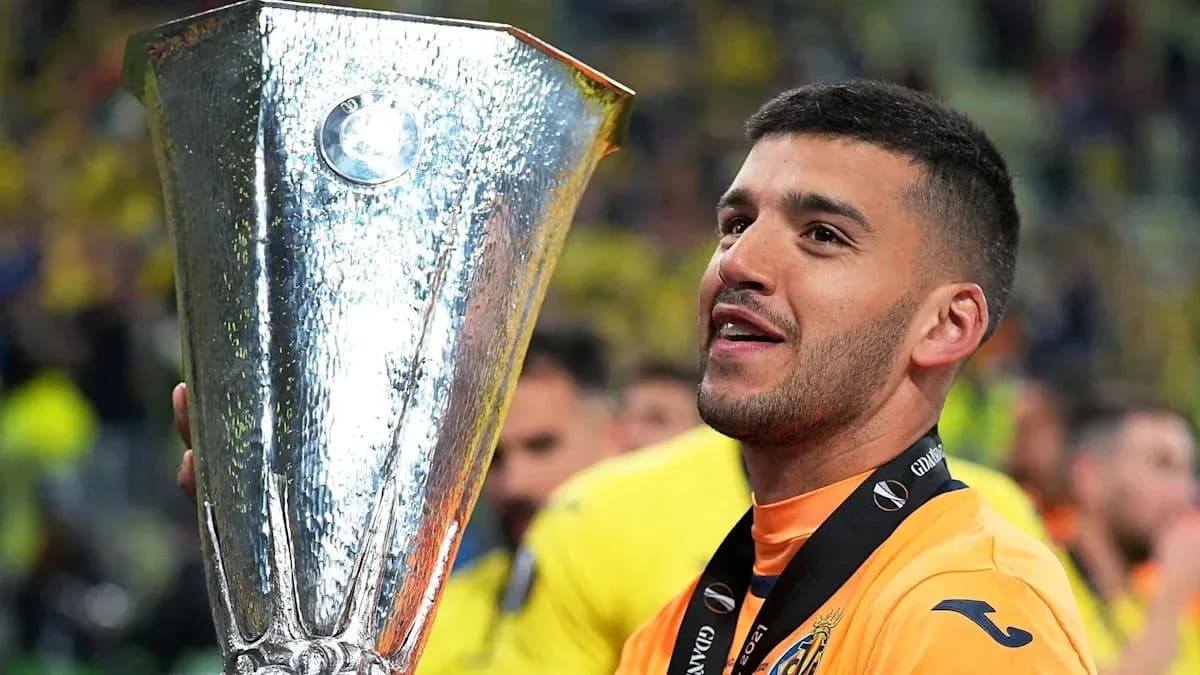 Joueur célébrant avec le trophée de l'Europa League Joueur célébrant avec le trophée de l'Europa League