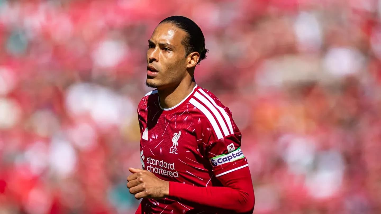 Joueur de Liverpool en tenue rouge sur le terrain Joueur de Liverpool en tenue rouge sur le terrain