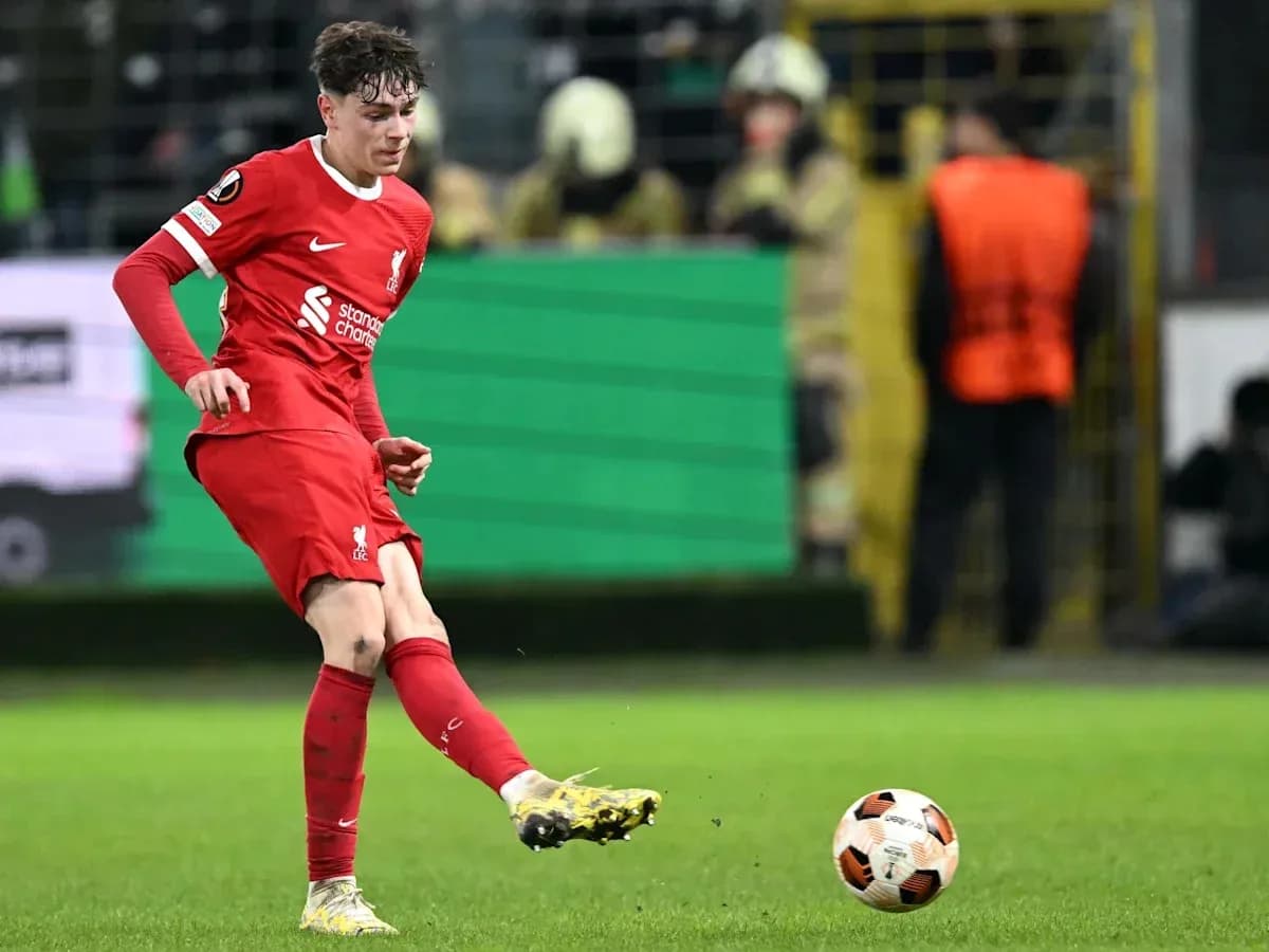 Joueur de Liverpool frappant le ballon sur le terrain Joueur de Liverpool frappant le ballon sur le terrain