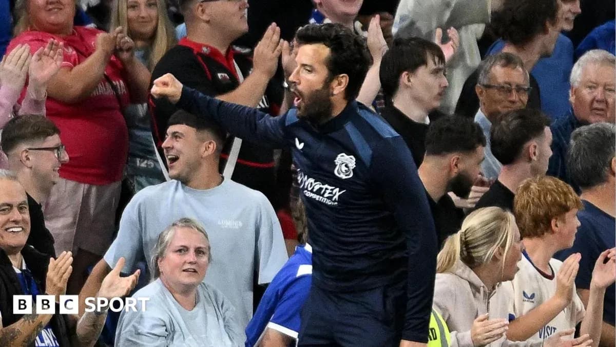 Joueur célébrant avec les supporters dans les tribunes Joueur célébrant avec les supporters dans les tribunes