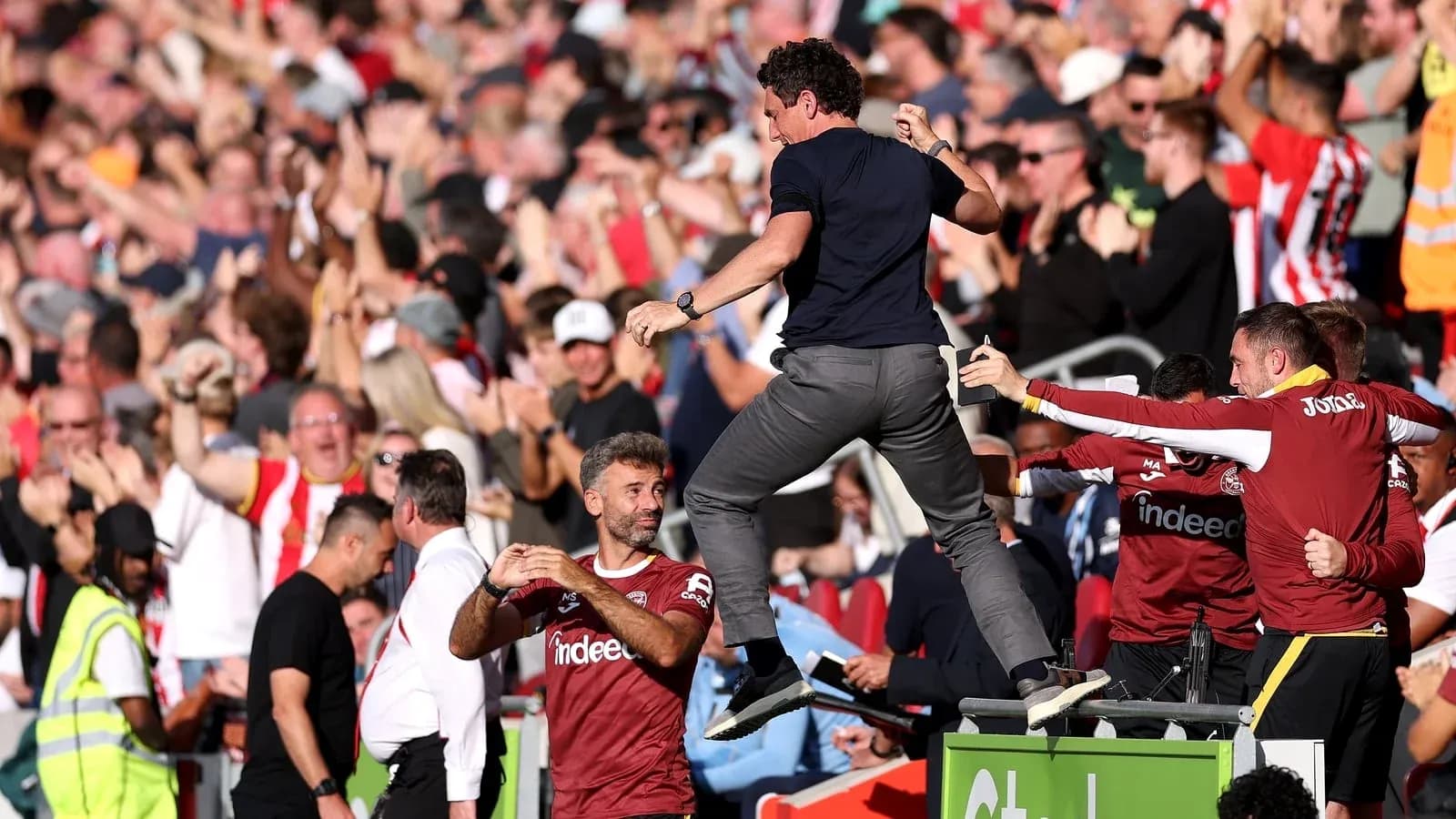 Entraîneur célébrant avec les supporters au stade Entraîneur célébrant avec les supporters au stade