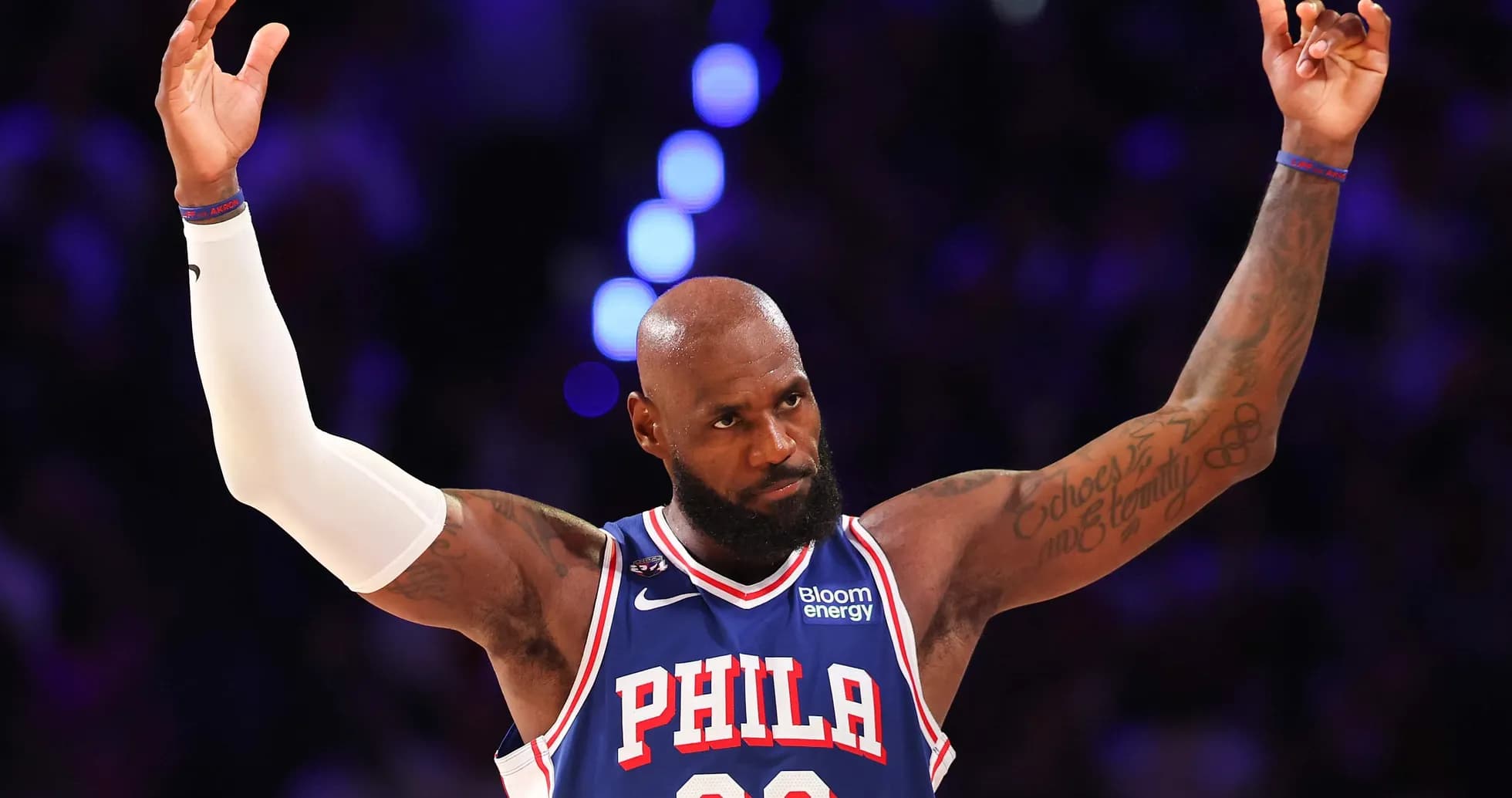 Joueur levant les bras sur le terrain de basketball Joueur levant les bras sur le terrain de basketball