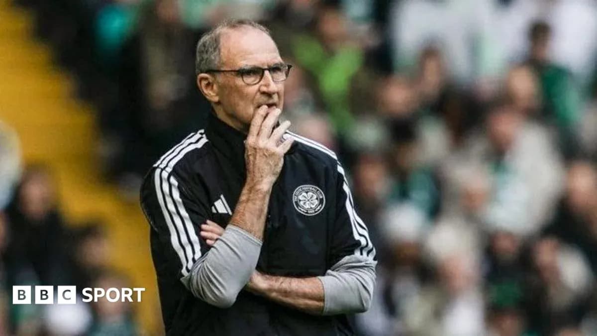 Entraîneur observant le match depuis la touche Entraîneur observant le match depuis la touche