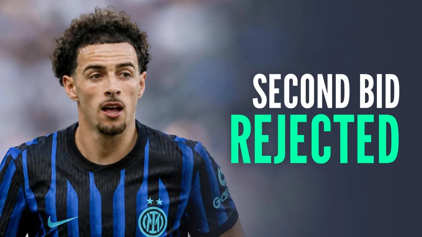 Joueur d'Inter Milan avec maillot rayé bleu et noir Joueur d'Inter Milan avec maillot rayé bleu et noir