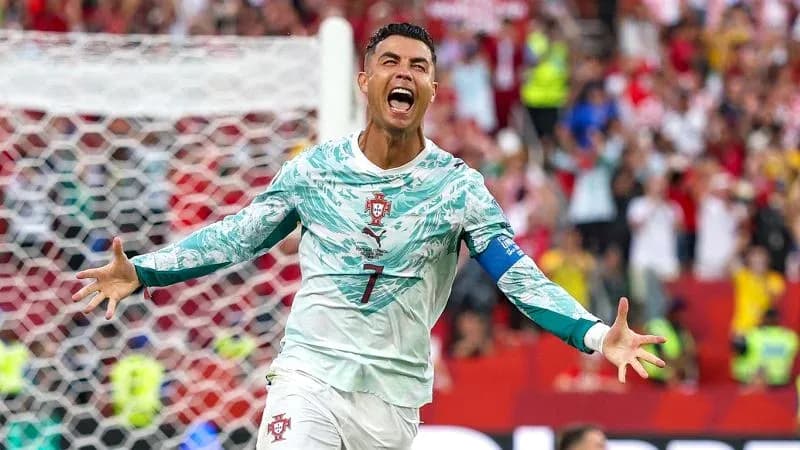 Joueur célébrant un but avec le maillot du Portugal Joueur célébrant un but avec le maillot du Portugal
