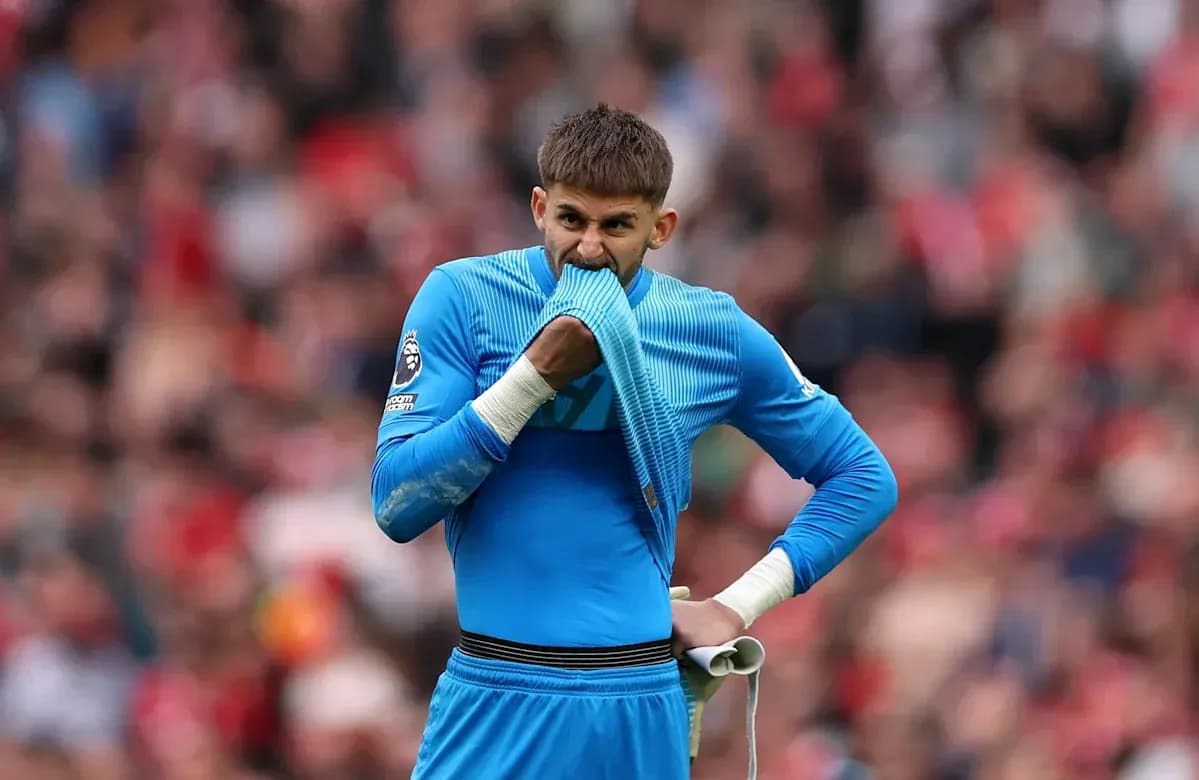 Gardien de but tirant sur son maillot pendant le match Gardien de but tirant sur son maillot pendant le match