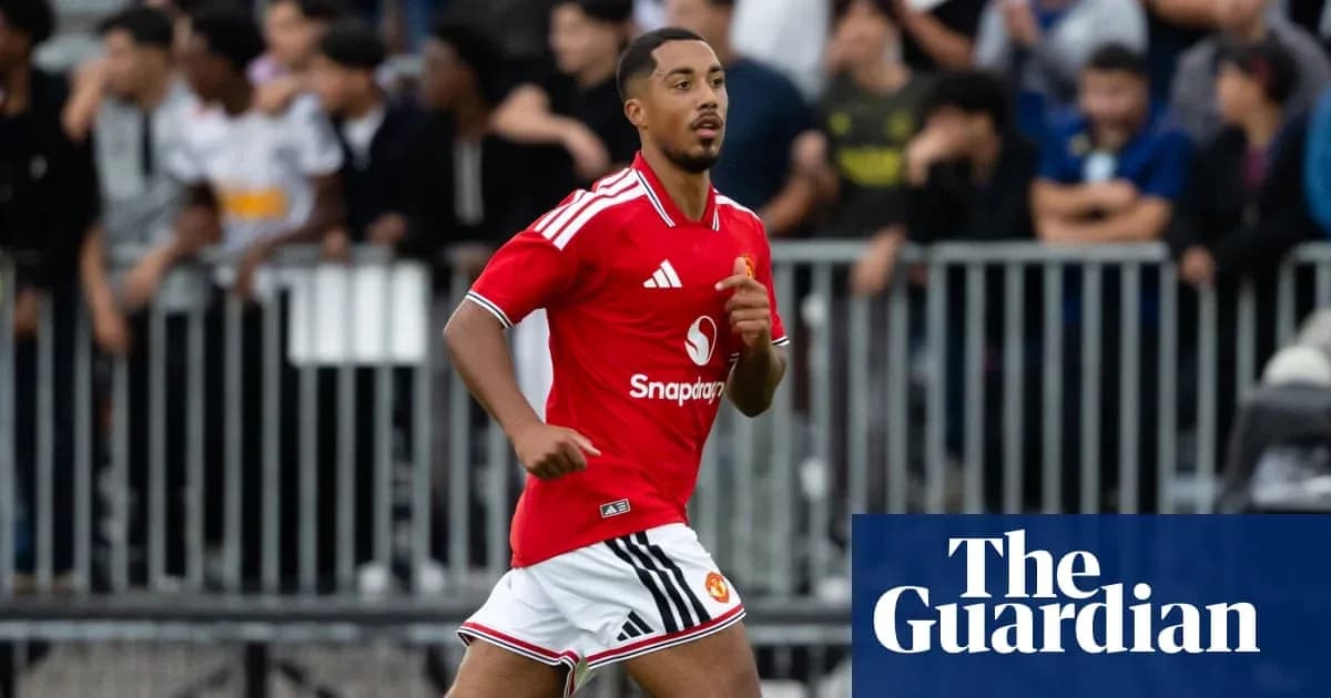 Joueur de Manchester United courant sur le terrain Joueur de Manchester United courant sur le terrain
