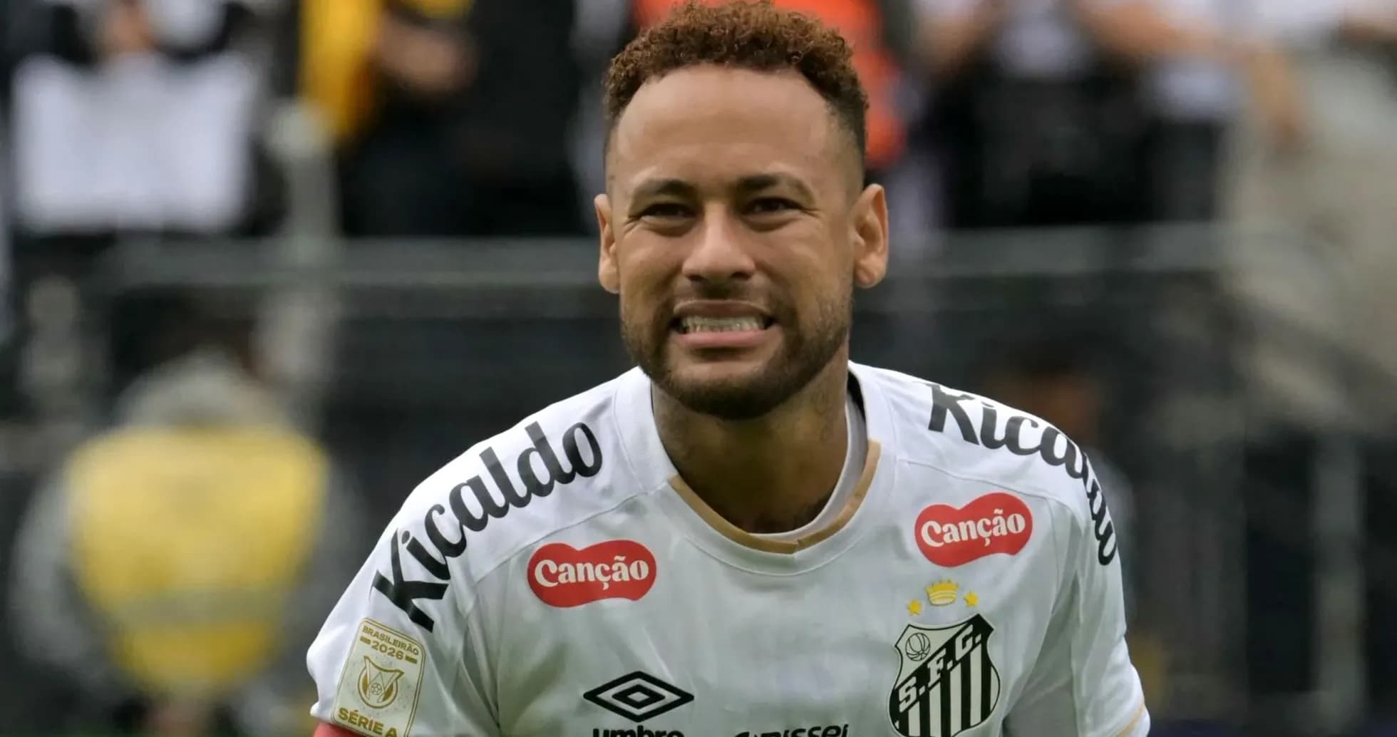 Joueur de Santos célébrant un but sur le terrain Joueur de Santos célébrant un but sur le terrain