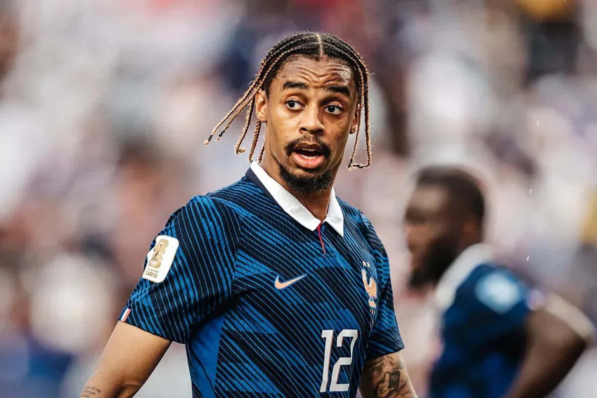 Joueur en maillot de l'équipe de France sur le terrain Joueur en maillot de l'équipe de France sur le terrain