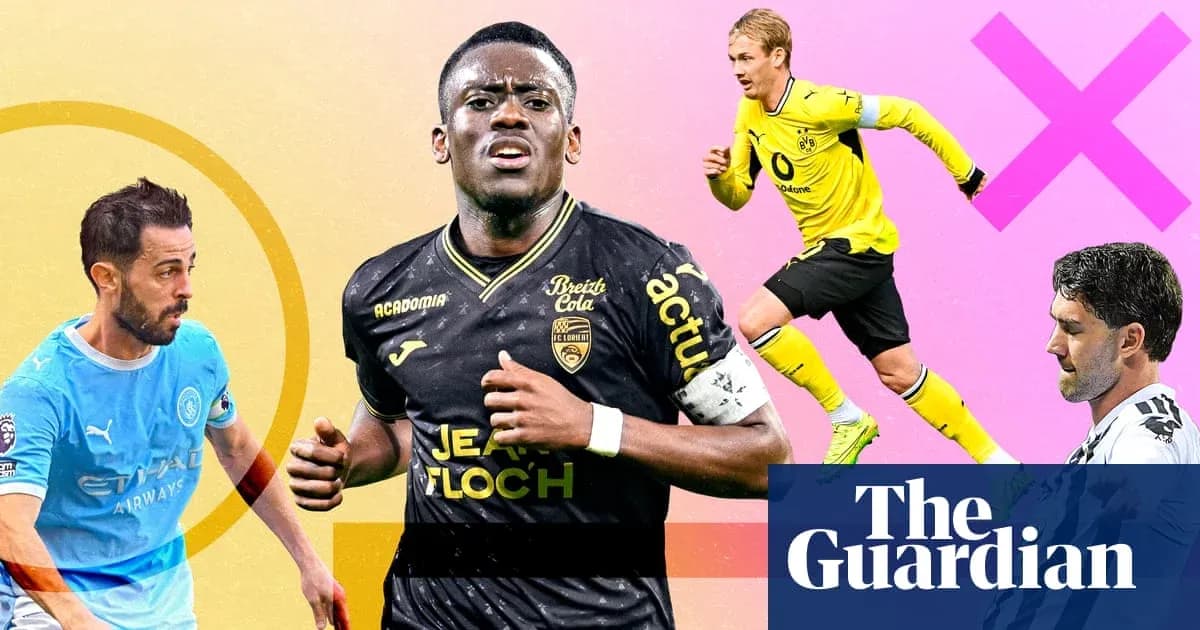 Quatre joueurs de football sur fond coloré Quatre joueurs de football sur fond coloré