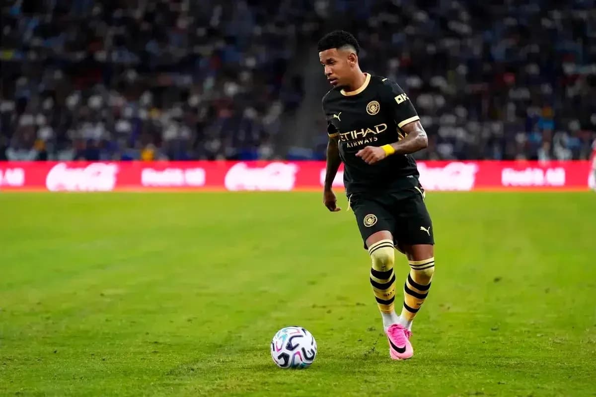 Joueur dribblant avec le ballon sur le terrain Joueur dribblant avec le ballon sur le terrain