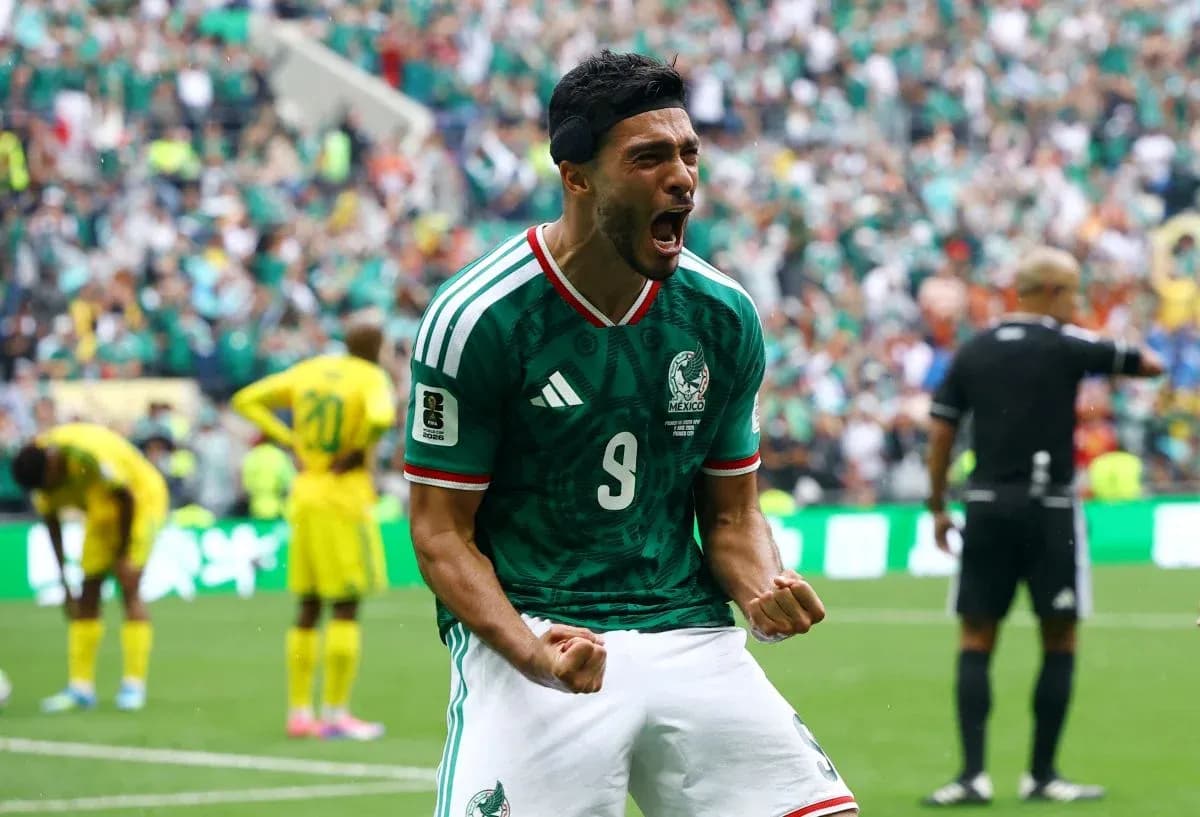 Joueur mexicain célébrant un but lors du match Joueur mexicain célébrant un but lors du match