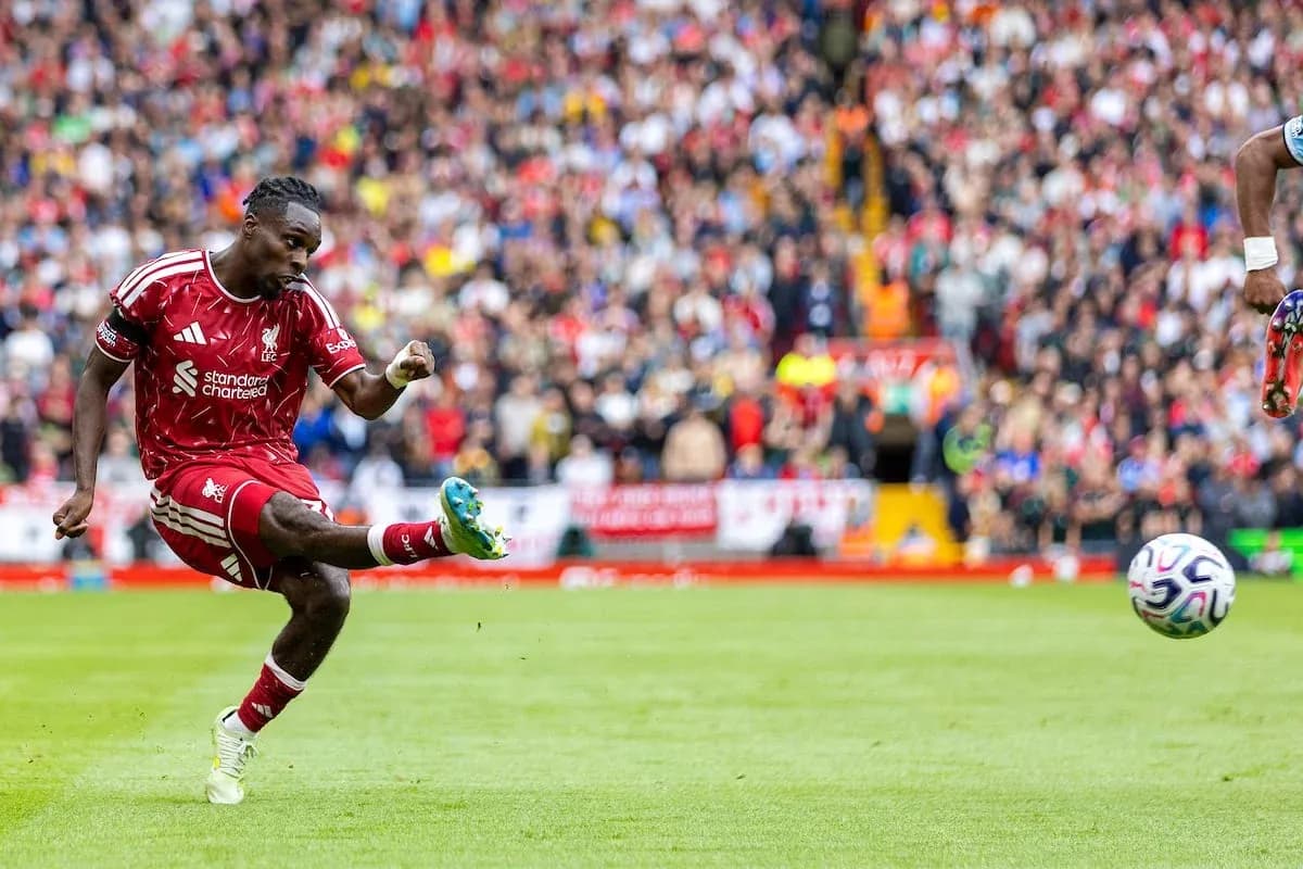 Joueur de Liverpool tirant au but contre Nottingham Joueur de Liverpool tirant au but contre Nottingham