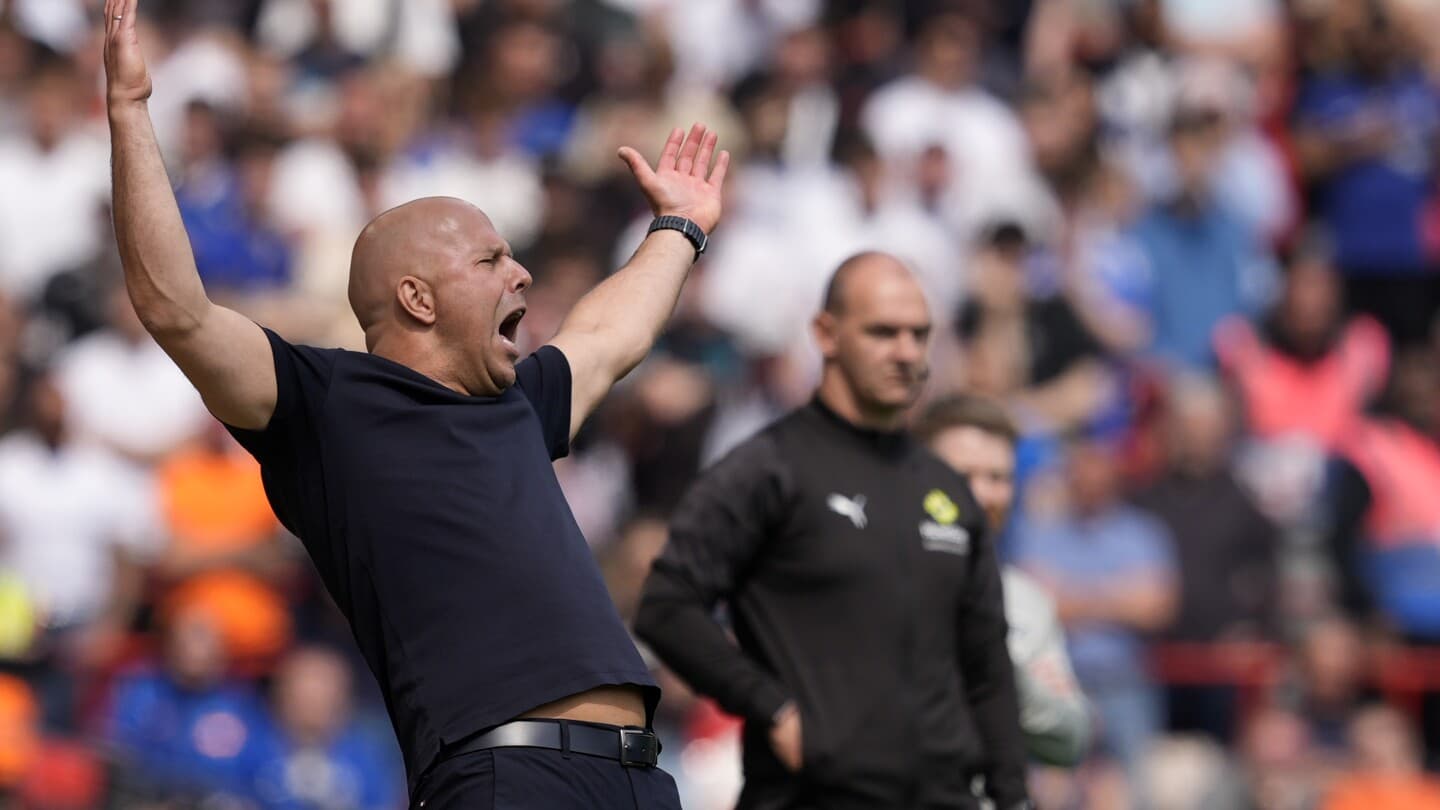 Entraîneur gesticulant sur la touche lors du match Entraîneur gesticulant sur la touche lors du match