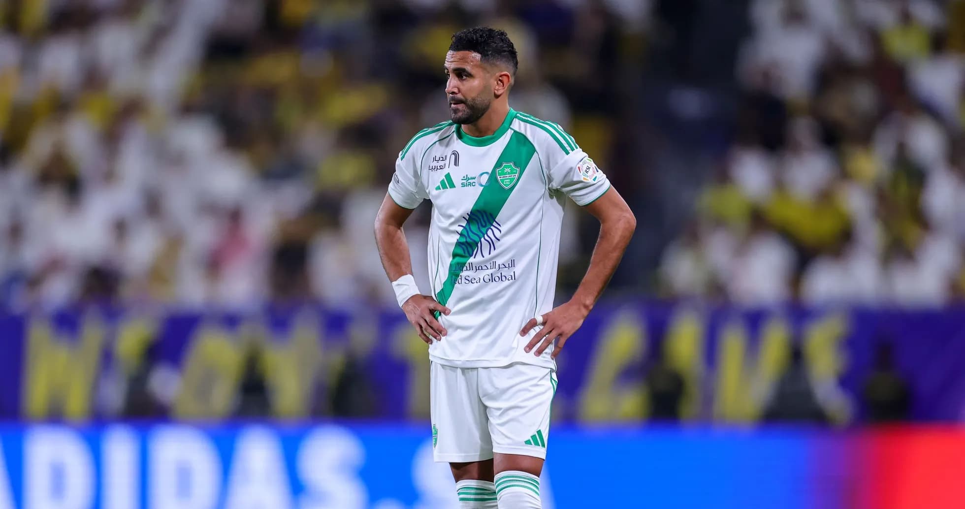 Joueur en tenue de l'équipe de football en attente Joueur en tenue de l'équipe de football en attente
