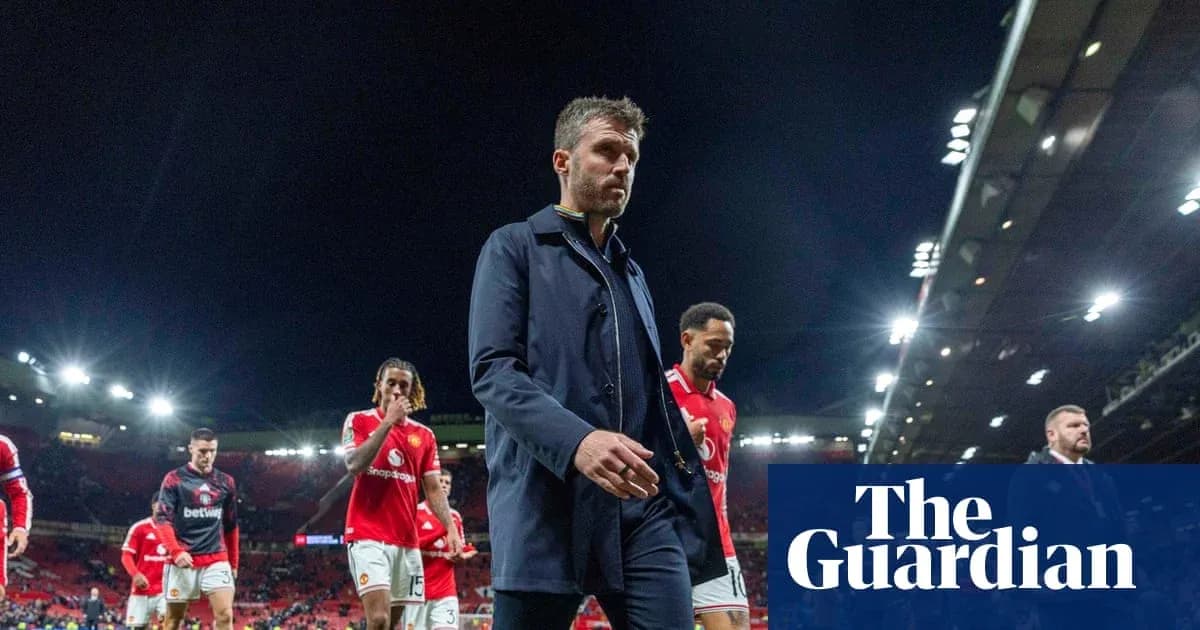 Entraîneur quittant le terrain avec des joueurs de Manchester United Entraîneur quittant le terrain avec des joueurs de Manchester United