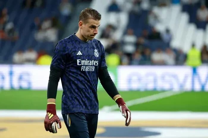 Gardien de but du Real Madrid marchant sur le terrain Gardien de but du Real Madrid marchant sur le terrain