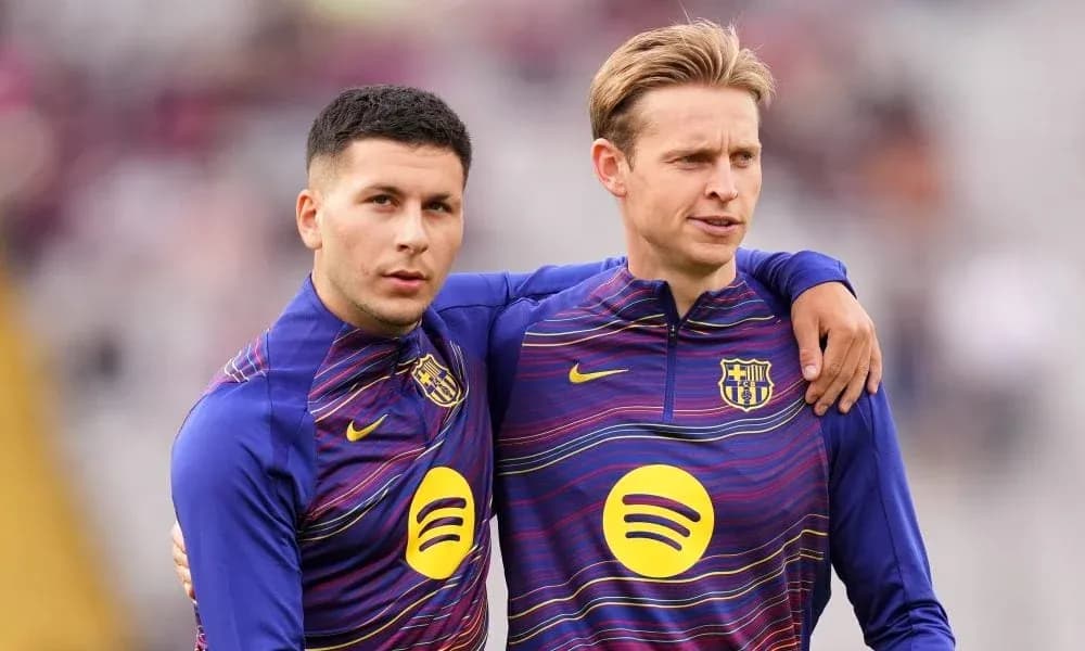 Deux joueurs de Barcelone en tenue d'échauffement Deux joueurs de Barcelone en tenue d'échauffement