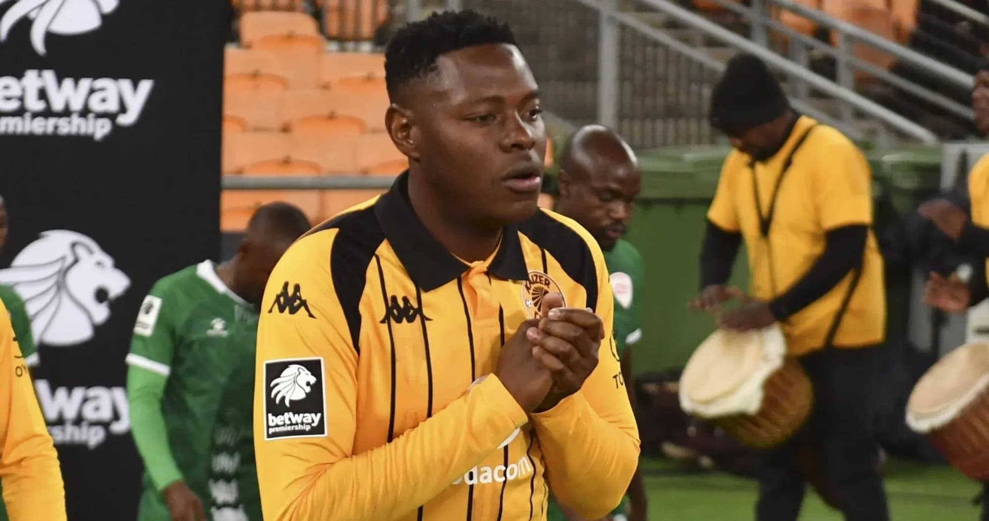 Joueur de Kaizer Chiefs entrant sur le terrain Joueur de Kaizer Chiefs entrant sur le terrain