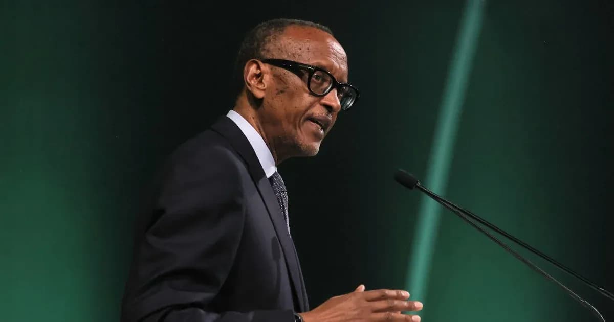 Homme parlant au micro lors d'un discours Homme parlant au micro lors d'un discours
