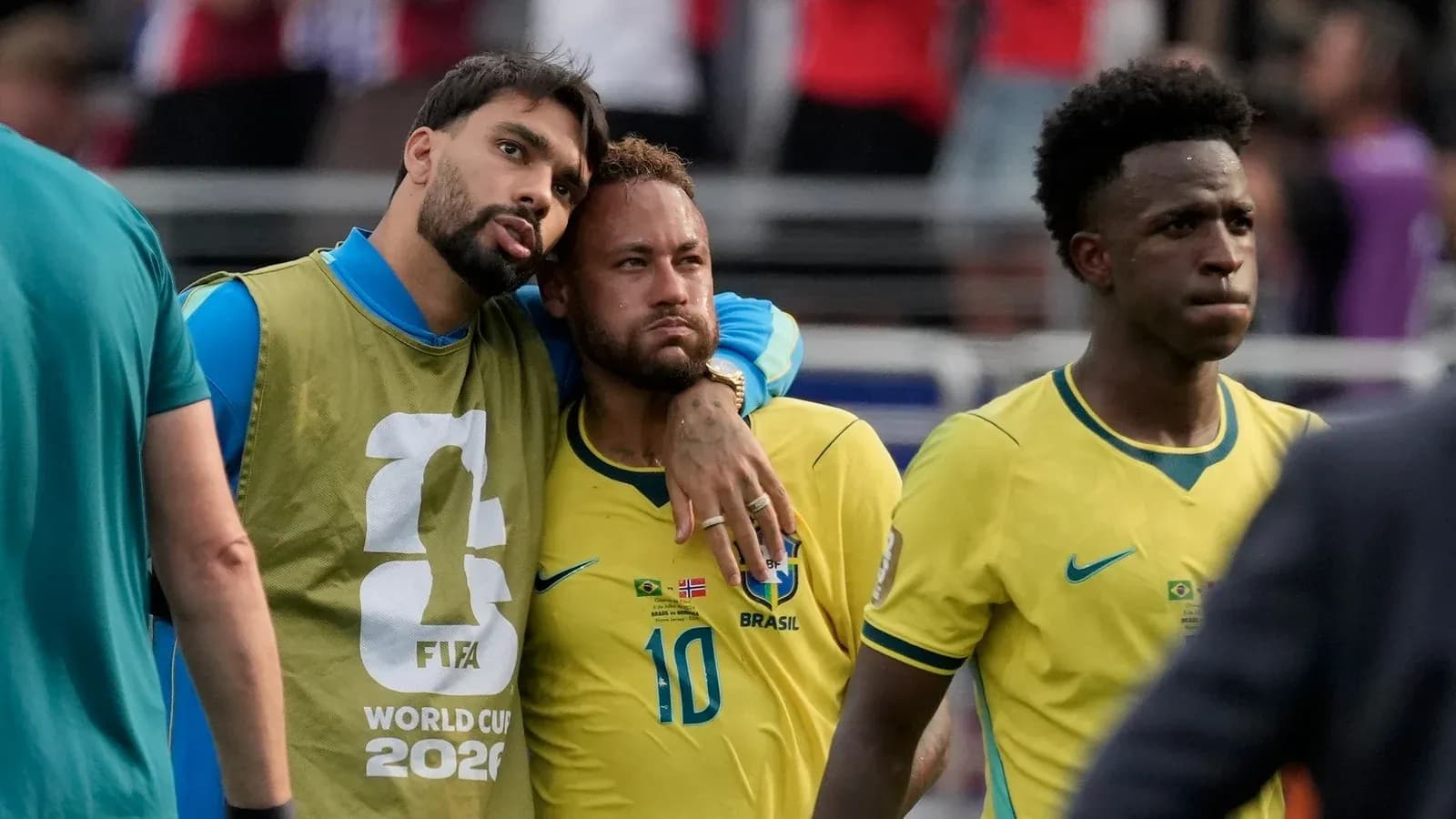 Joueurs brésiliens se consolant après un match Joueurs brésiliens se consolant après un match