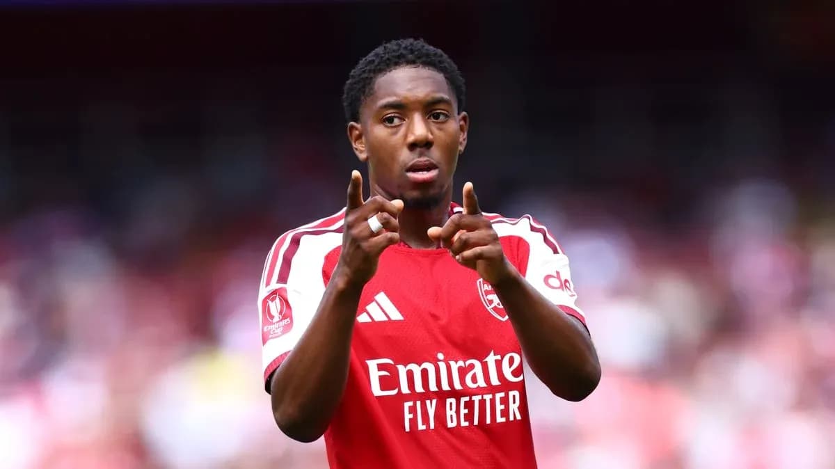 Joueur d'Arsenal pointant pendant un match Joueur d'Arsenal pointant pendant un match