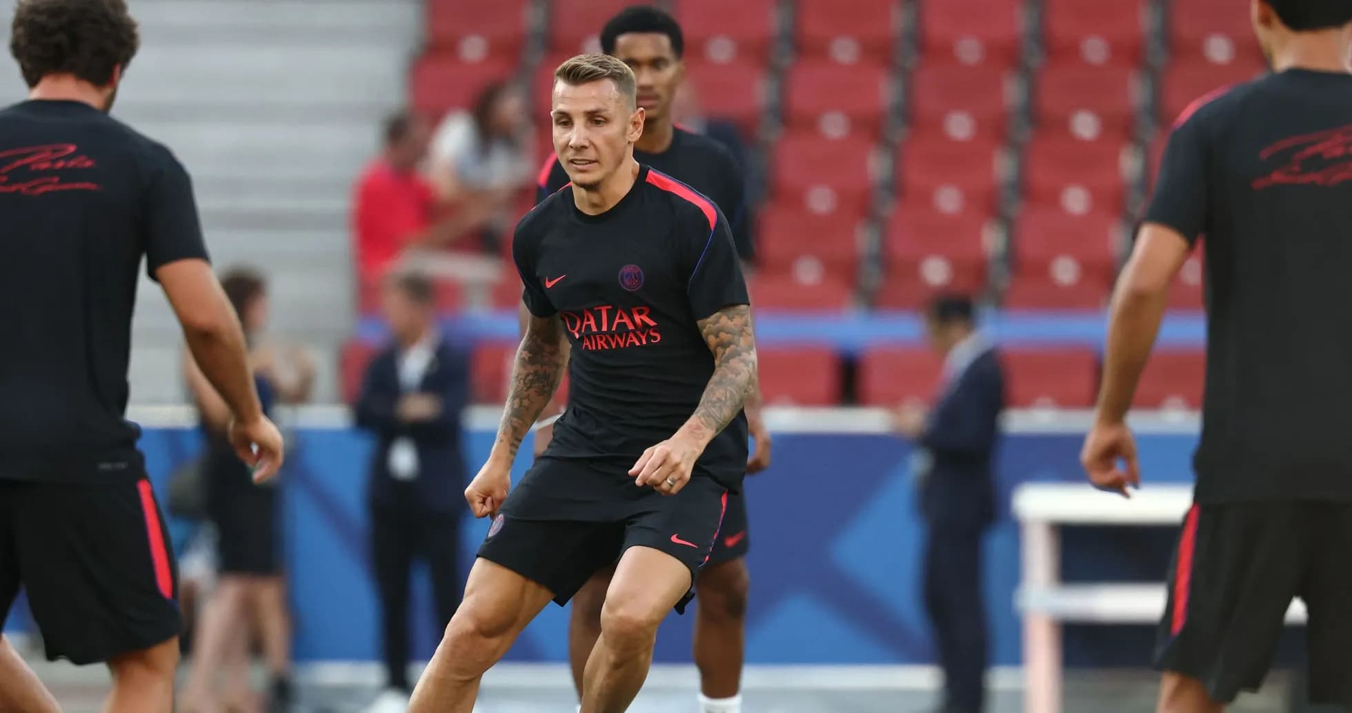 Joueur du PSG s'entraînant sur le terrain Joueur du PSG s'entraînant sur le terrain