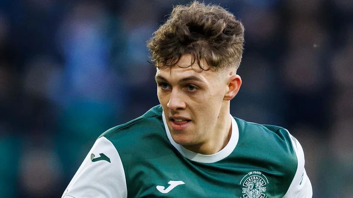 Joueur de Hibernian en action sur le terrain Joueur de Hibernian en action sur le terrain