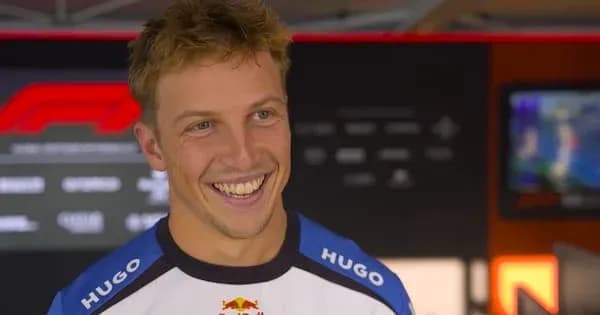 Pilote souriant dans un garage de Formule 1 Pilote souriant dans un garage de Formule 1