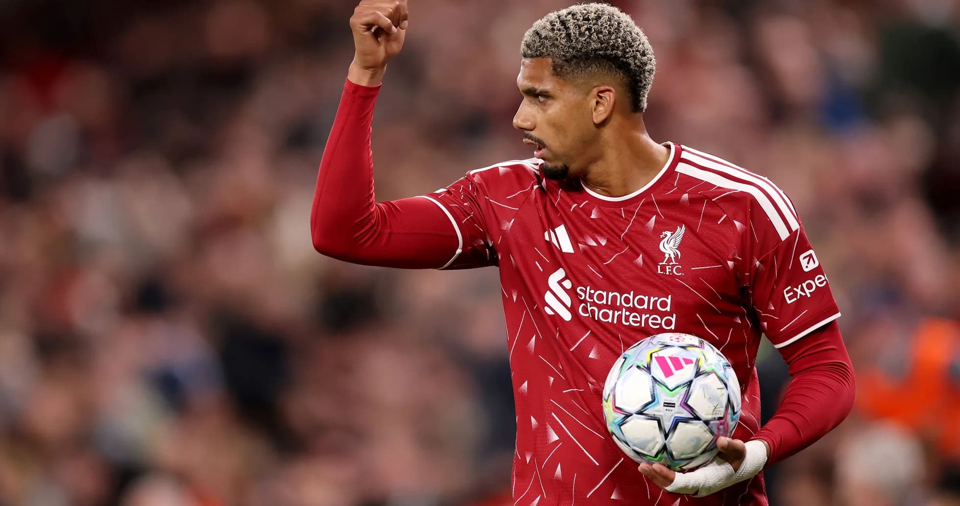 Joueur de Liverpool levant la main avec le ballon Joueur de Liverpool levant la main avec le ballon