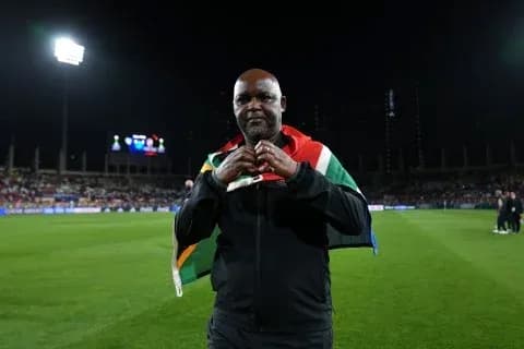 Homme portant un drapeau sud-africain sur le terrain Homme portant un drapeau sud-africain sur le terrain