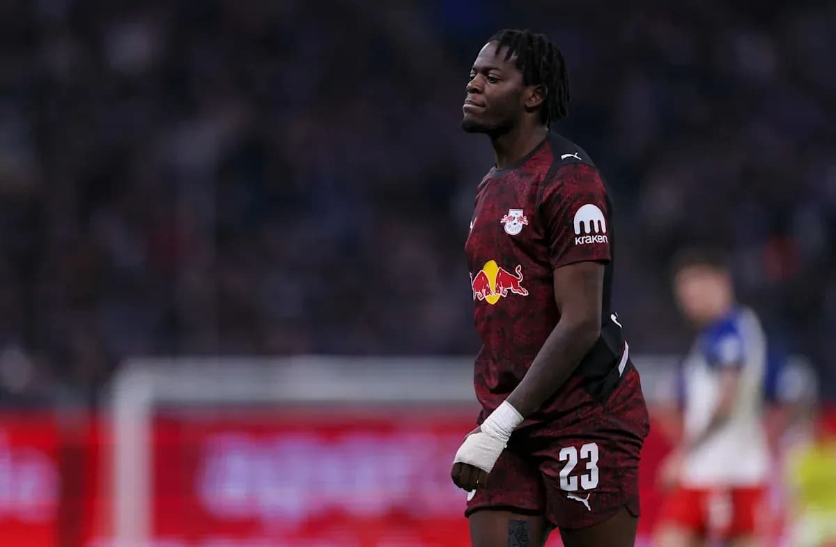 Joueur de RB Leipzig avec un bandage sur la main Joueur de RB Leipzig avec un bandage sur la main