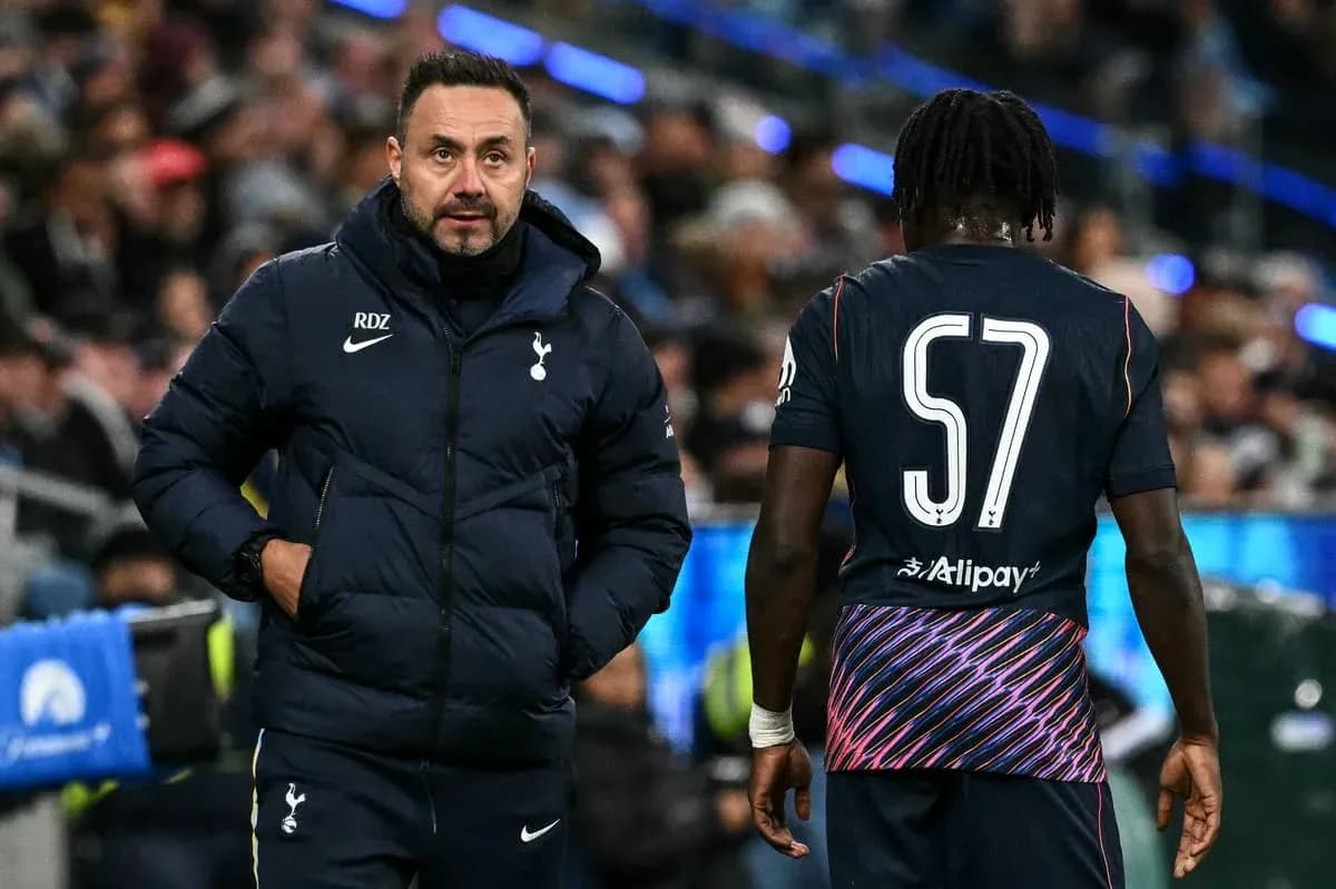 Entraîneur de Tottenham discutant avec un joueur sur le terrain Entraîneur de Tottenham discutant avec un joueur sur le terrain