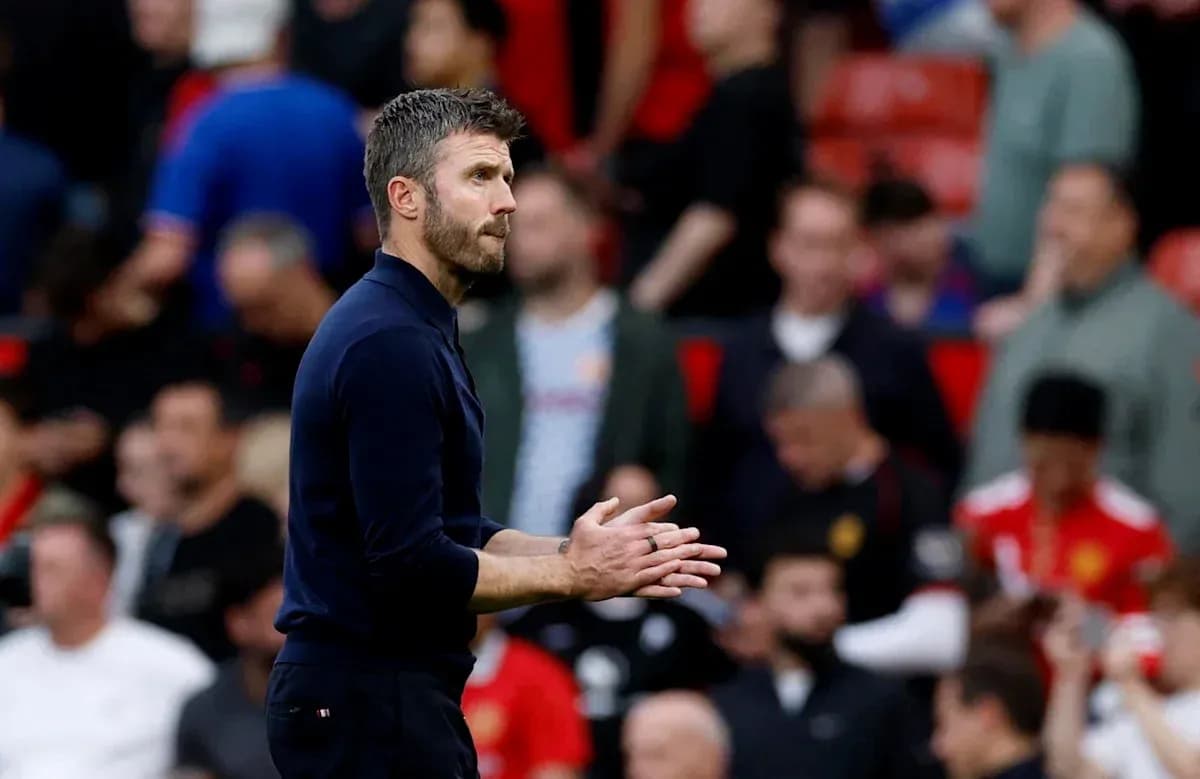 Entraîneur applaudissant lors d'un match à Old Trafford Entraîneur applaudissant lors d'un match à Old Trafford