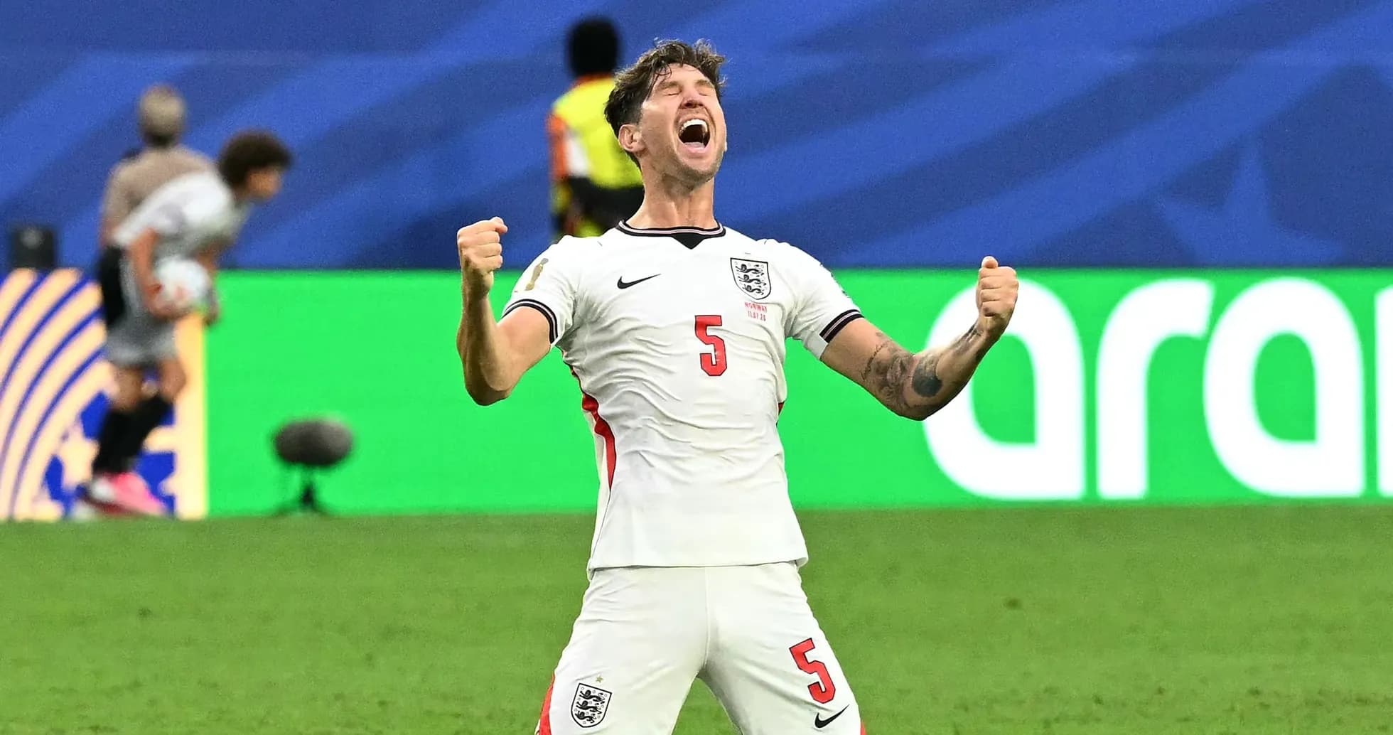 Joueur anglais célébrant une victoire sur le terrain Joueur anglais célébrant une victoire sur le terrain
