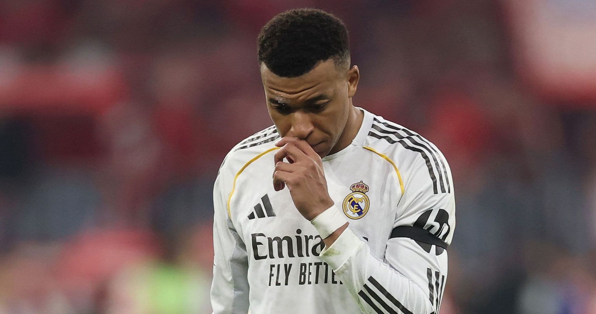 Joueur de football de Real Madrid marchant sur le terrain Joueur de football de Real Madrid marchant sur le terrain