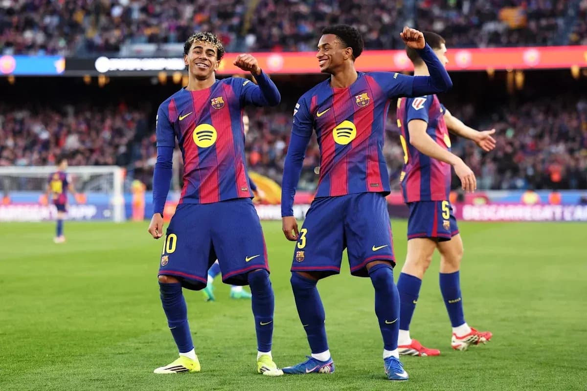 Joueurs du FC Barcelone célébrant un but ensemble Joueurs du FC Barcelone célébrant un but ensemble