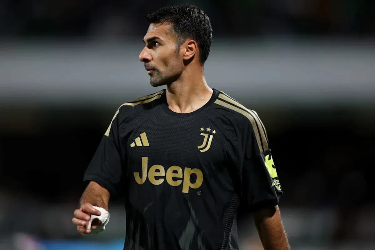 Joueur de la Juventus en tenue noire sur le terrain Joueur de la Juventus en tenue noire sur le terrain