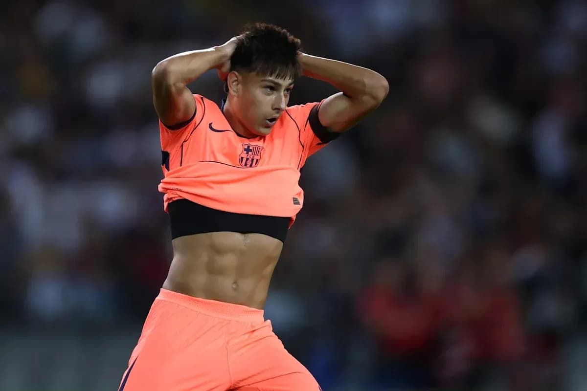 Joueur en maillot rose retirant son haut sur le terrain Joueur en maillot rose retirant son haut sur le terrain