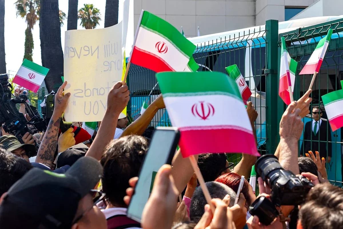 Manifestation avec des drapeaux iraniens et pancarte Manifestation avec des drapeaux iraniens et pancarte