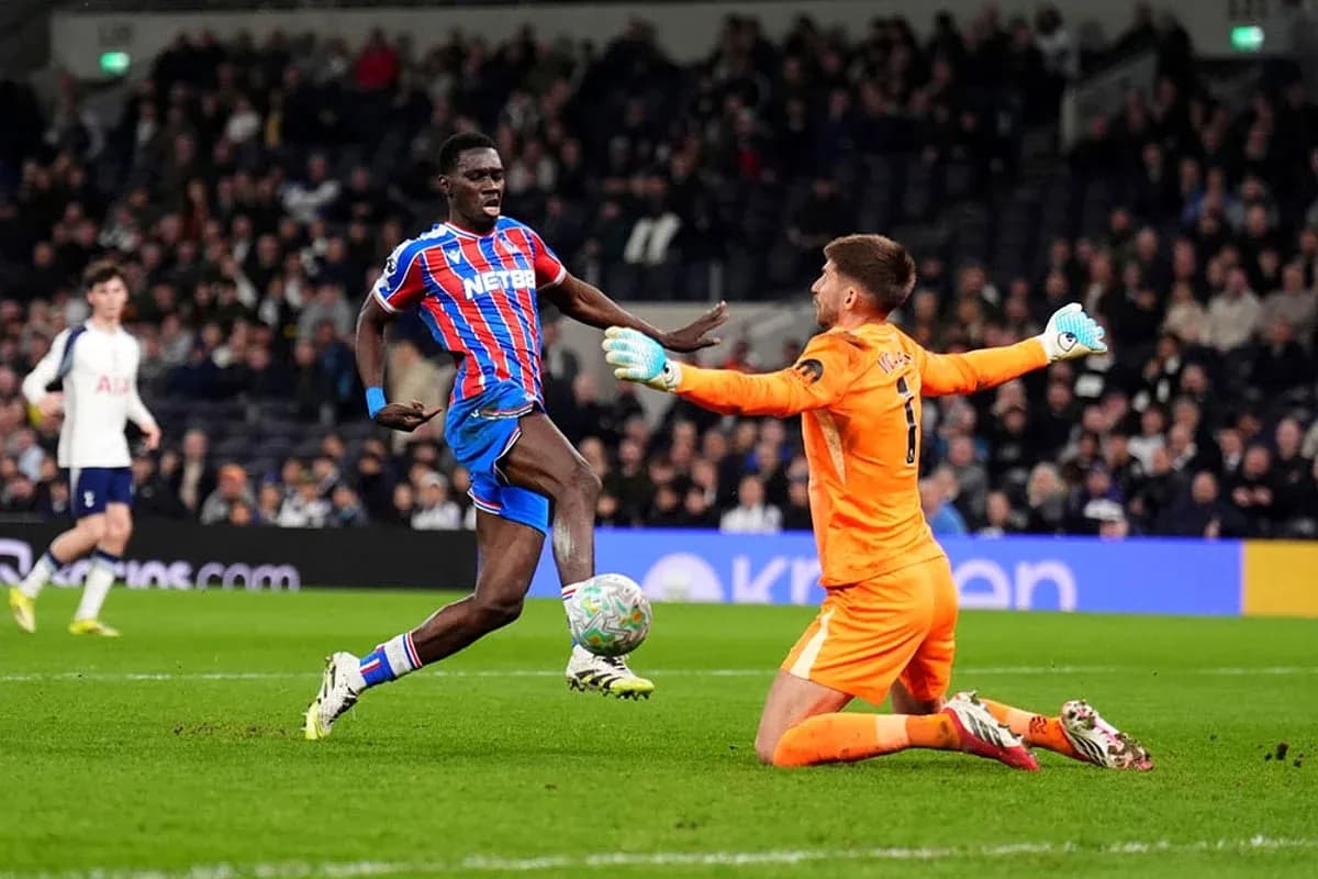 Un joueur de Crystal Palace face au gardien Un joueur de Crystal Palace face au gardien