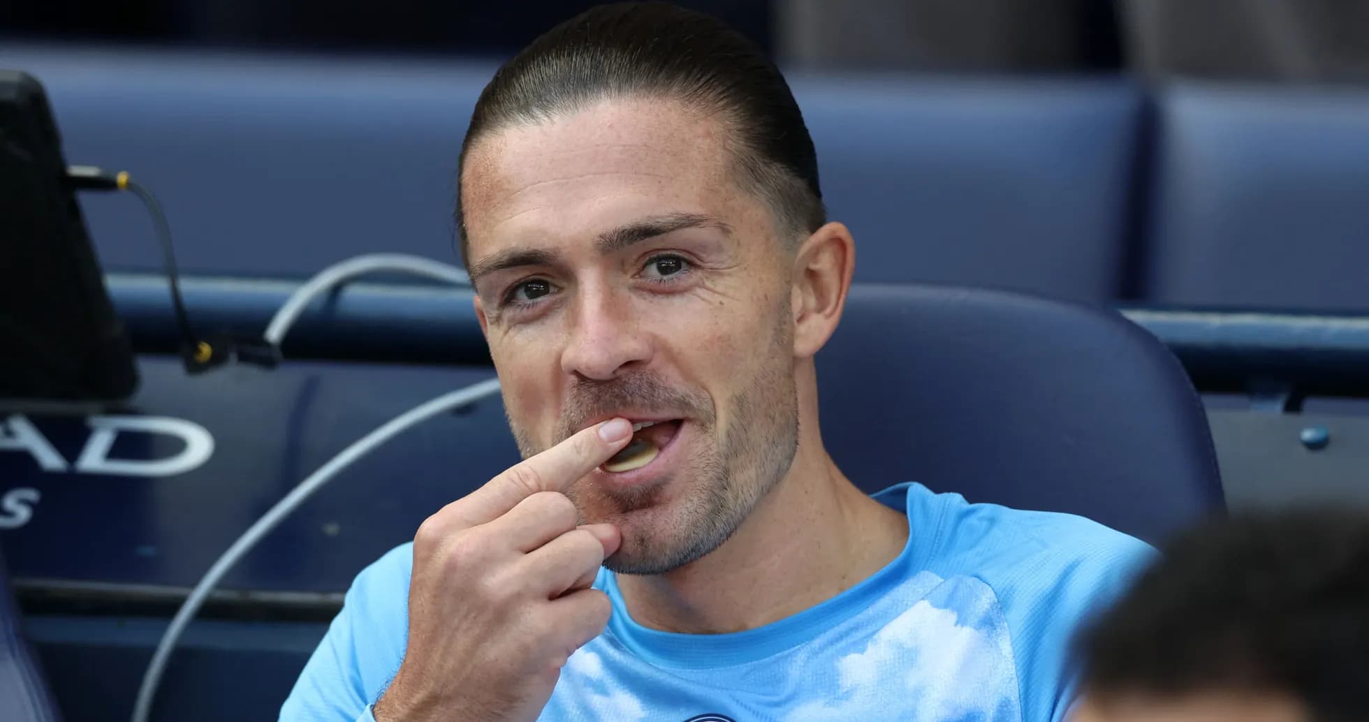 Joueur sur le banc, mangeant un bonbon Joueur sur le banc, mangeant un bonbon